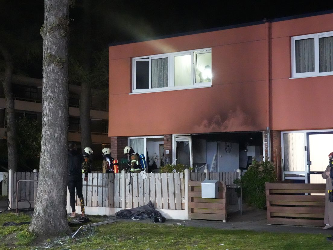 Raam uit gevel geblazen na explosie bij woning in Emmen