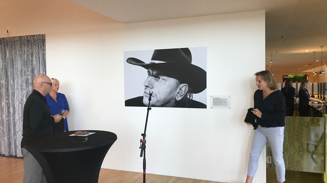 Het portret van Muskee, dat fotograaf Rudy Leukfeldt ooit maakte, is terug in het theatercafé van DNK (Rechten: Margriet Benak / RTVDrenthe