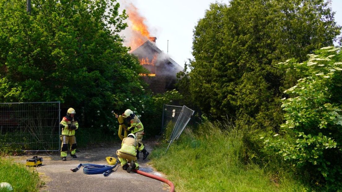 Brand in leegstaande boerderij Hasselt