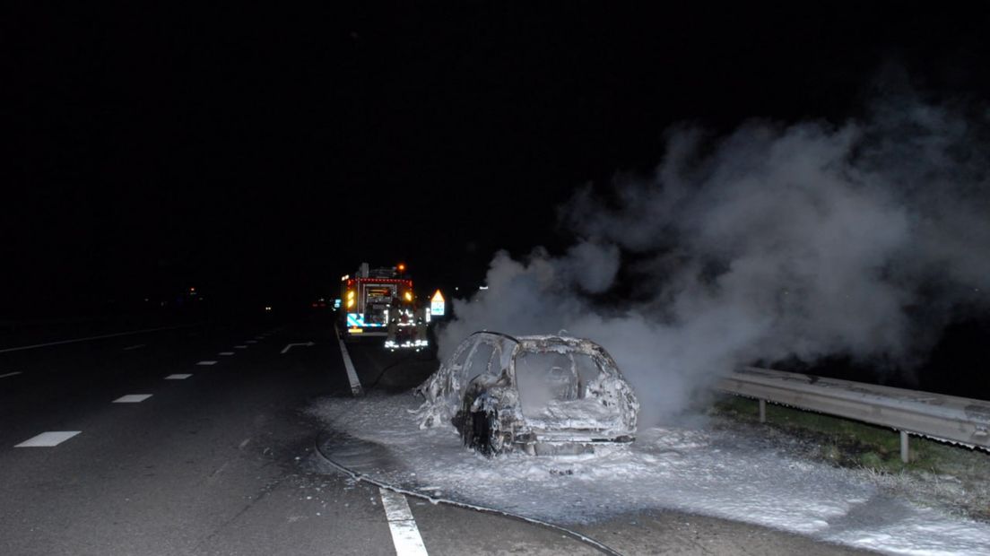 De uitgebrande auto langs de A7