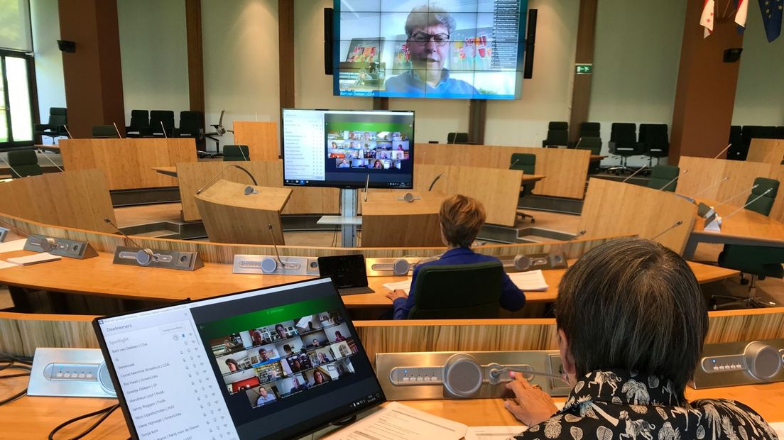 Ook het corona-debat in Provinciale Staten gebeurt digitaal (Rechten: Serge Vinkenvleugel/RTV Drenthe)