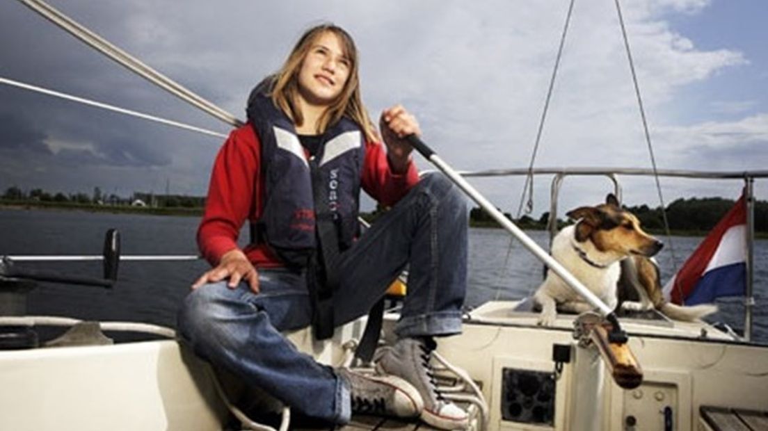 Laura Dekker en haar hond (Spot) in 2010 aan boord