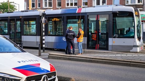 Voetganger naar het ziekenhuis na botsing met tram. Voetganger naar het ziekenhuis na botsing met tram.