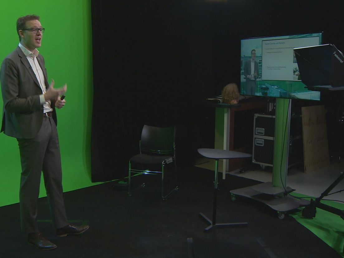 Docent Erwin Dekker voor de camera in het Education Lab