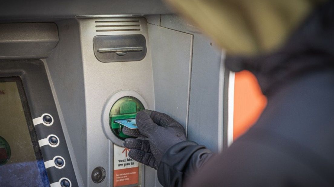 De oplichter komt de bankpas halen en pint voor duizenden euro's, foto ter illustratie