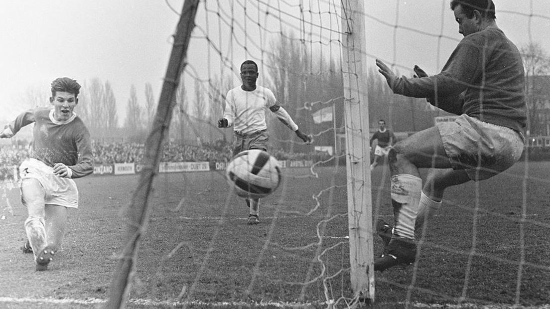 Bennie Hofs in actie voor Vitesse tegen Blauw-Wit in 1968.