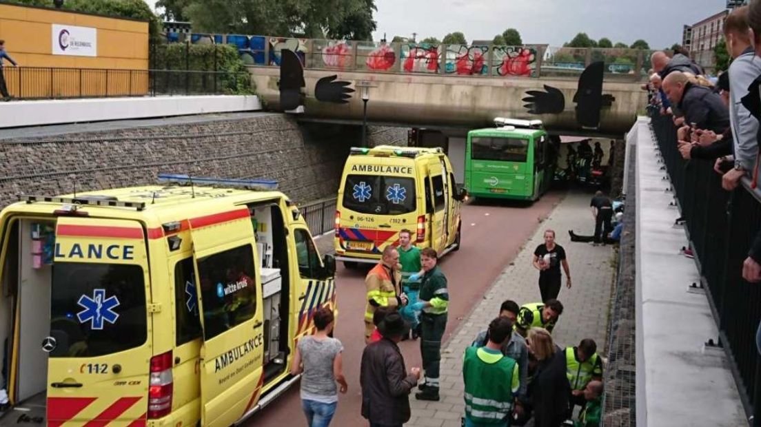 Bij station Osseveld in Apeldoorn heeft donderdagmiddag een bus zich klemgereden onder een viaduct. Er zijn zeven gewonden gevallen, meldt de politie. Onder hen is de chauffeur van de bus.