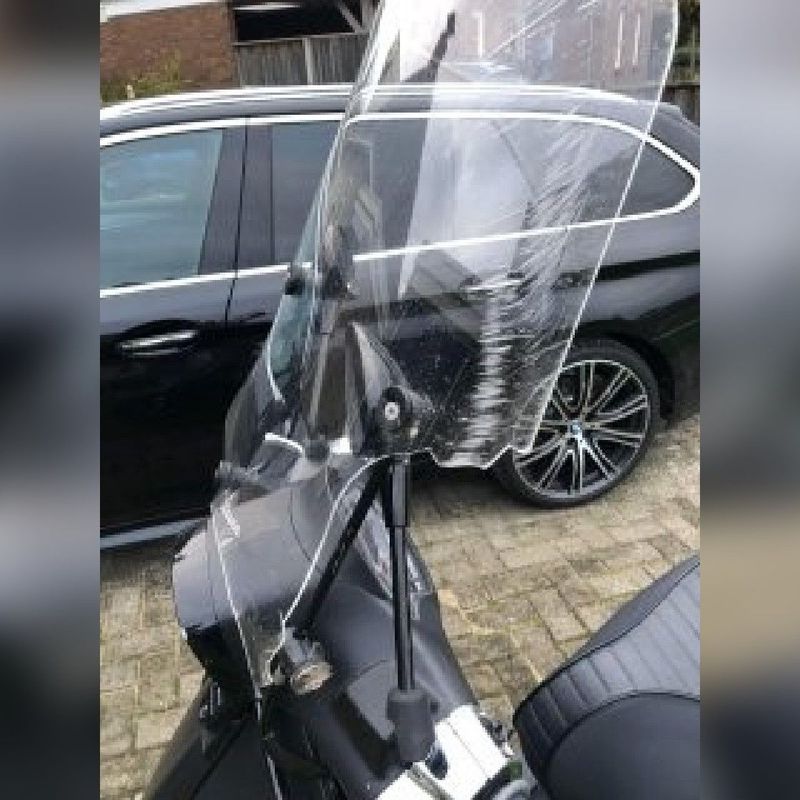 Leonore uit Ootmarsum valt van scooter door verkeersbord dat op weg is gelegd vader wil daders