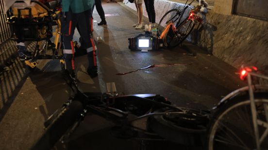 Fatbiker gewond na aanrijding met fietser | Politieauto knalt tegen deelscooter aan. Fatbiker gewond na aanrijding met fietser | Politieauto knalt tegen deelscooter aan.