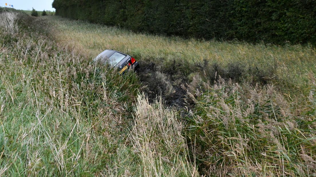 Auto in sloot bij Serooskerke
