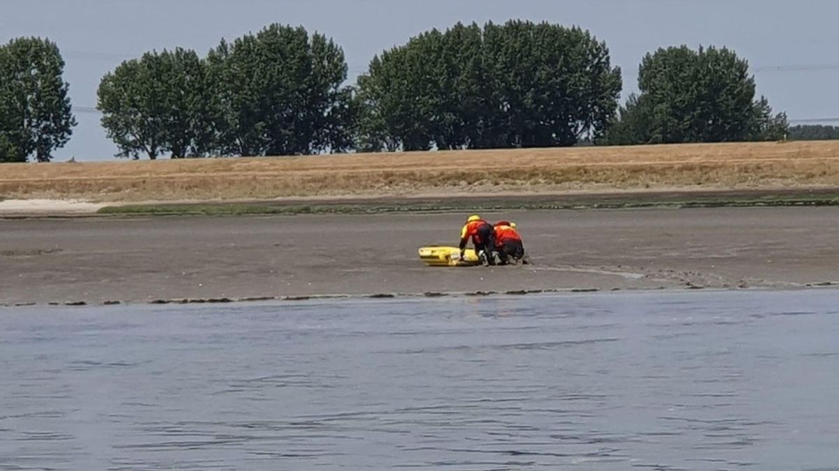 Man na bijna twee uur uit drijfzand bij Hoedekenskerke gered