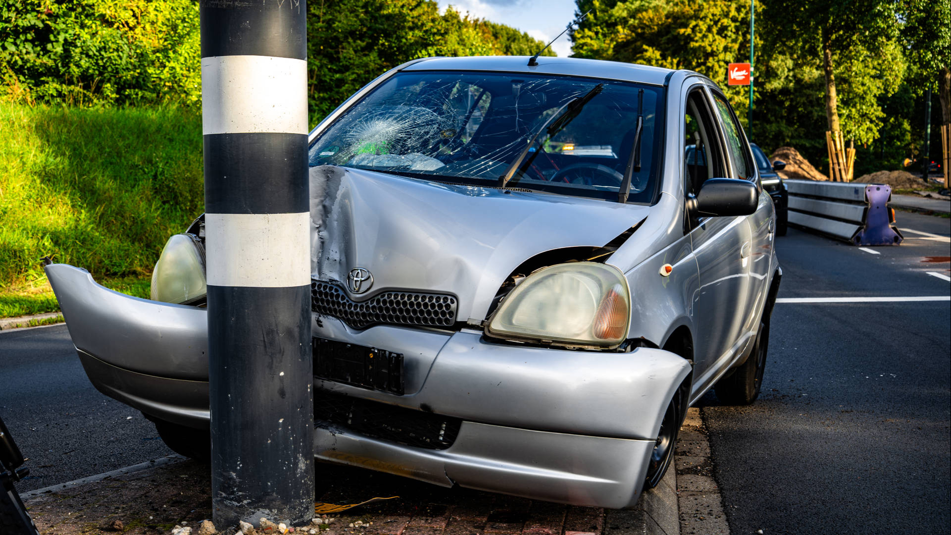 Auto raakt van weg af en botst tegen verkeerslicht