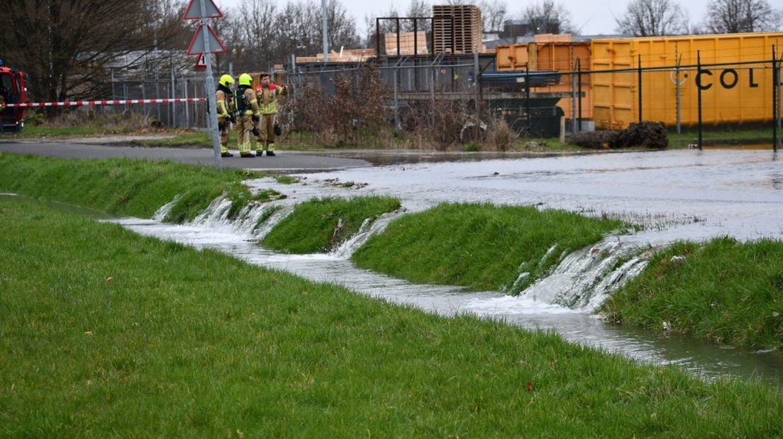 Het water stroomt een greppel in.