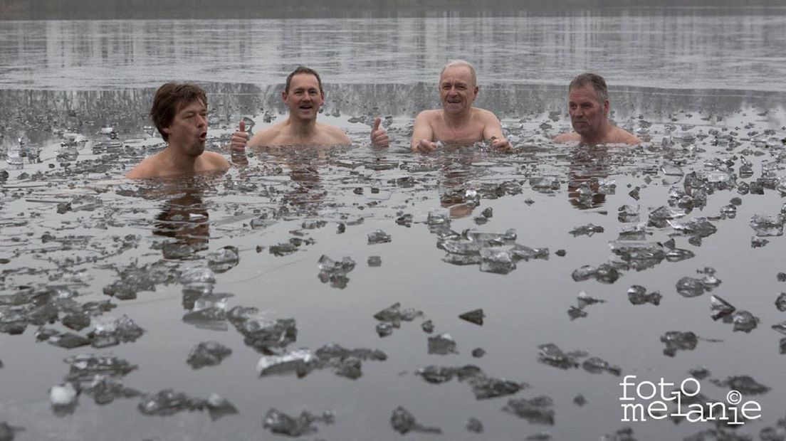 De mannen in het water van recreatieplas Engelgaarde (Rechten: foto Melanie)