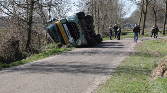 Betonwagen gekanteld in Zenderen, chauffeur gewond. Betonwagen gekanteld in Zenderen, chauffeur gewond.