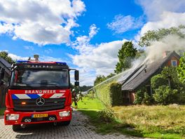 Brand in dak van woonboerderij aan Veldkampweg in Eelde
