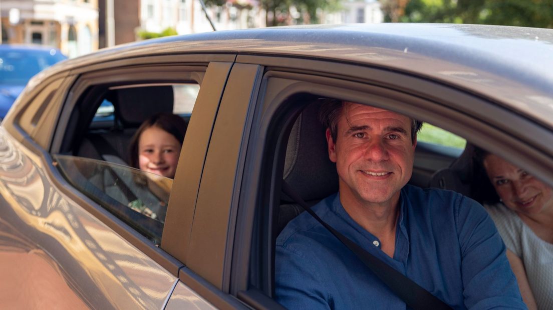 Jutten met zijn dochter en buurvrouw in hun gezamenlijke auto