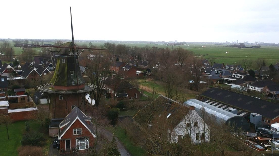 De molen in Adorp in 2020, nog met wieken