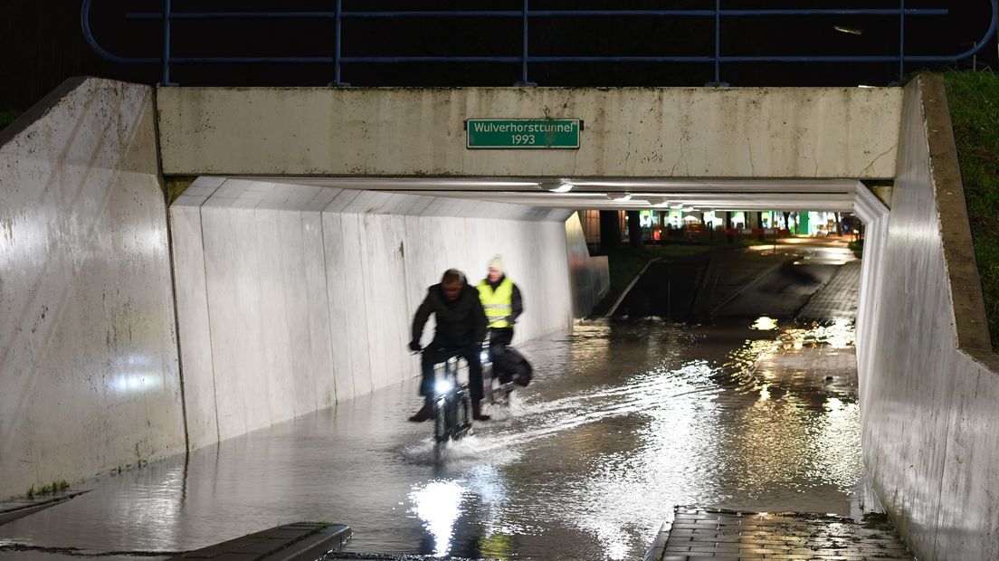 Fietsers halen natte voeten in de Wulverhorsttunnel in Woerden.