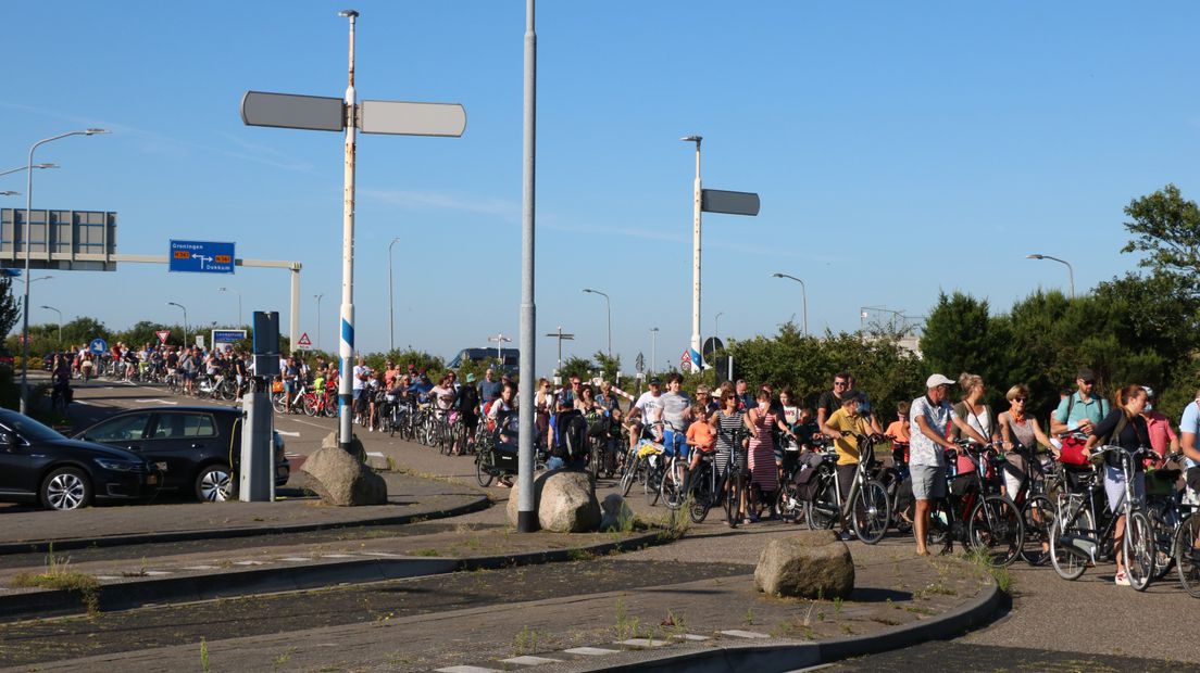 Een lange rij fietsers wacht op de boot naar Schier