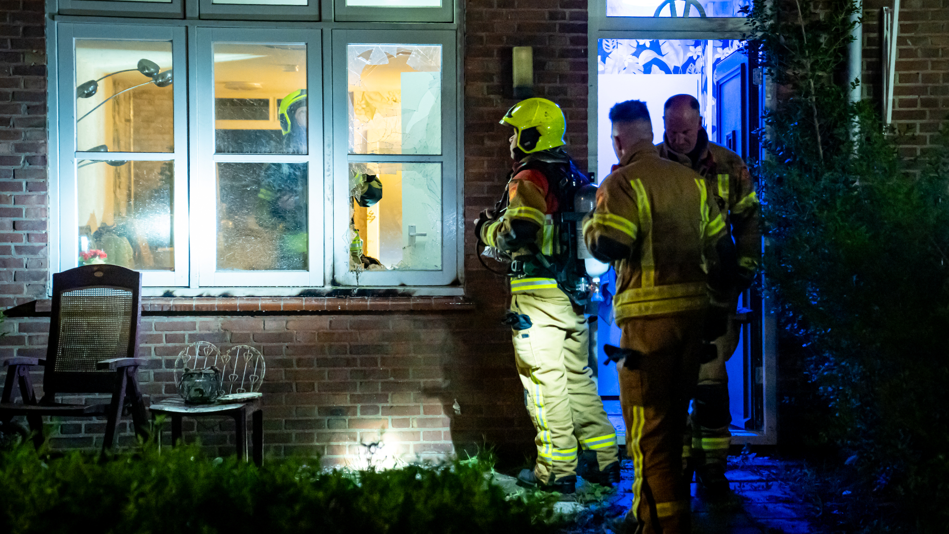De ruit van de woning aan de Voorde is beschadigd door de explosie.