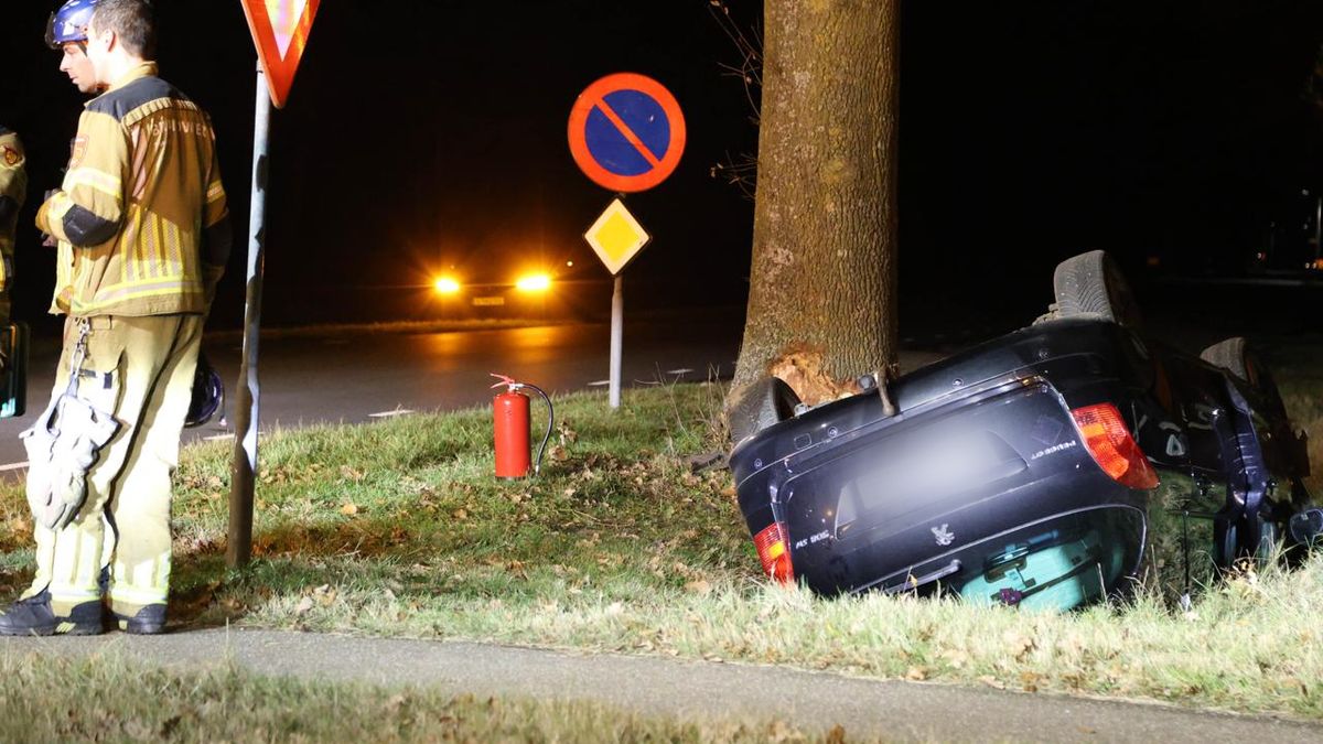 112 Nieuws: Auto belandt op kop in sloot in Wierden