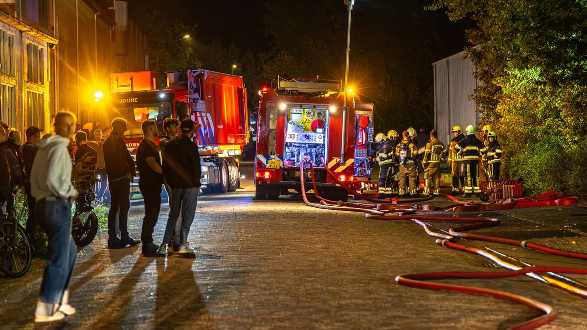 Grote brand op bedrijventerrein Heerenveen, toeschouwers stonden brandweer in de weg