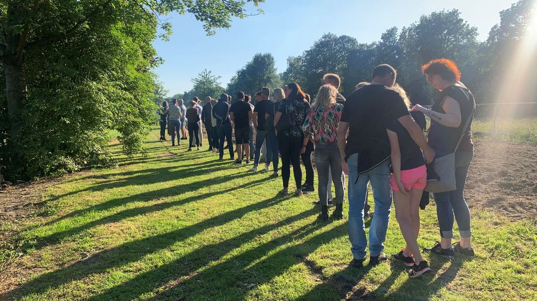 Dorpsbewoners van Haler nemen afscheid van de 13-jarige Kealan Beijes.