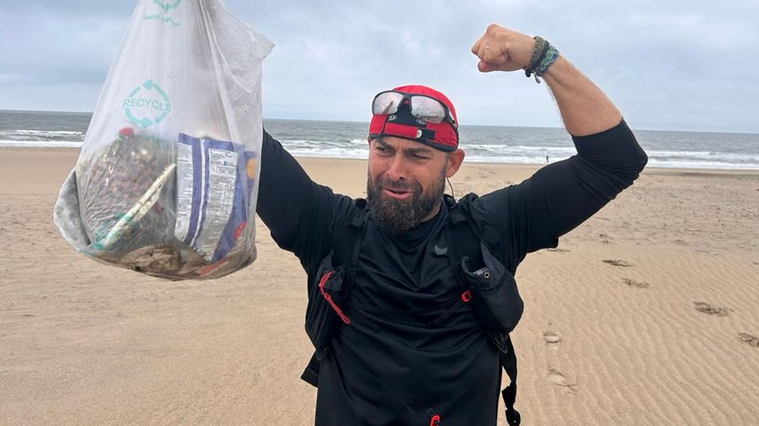 Rui met zwerfafval van het strand