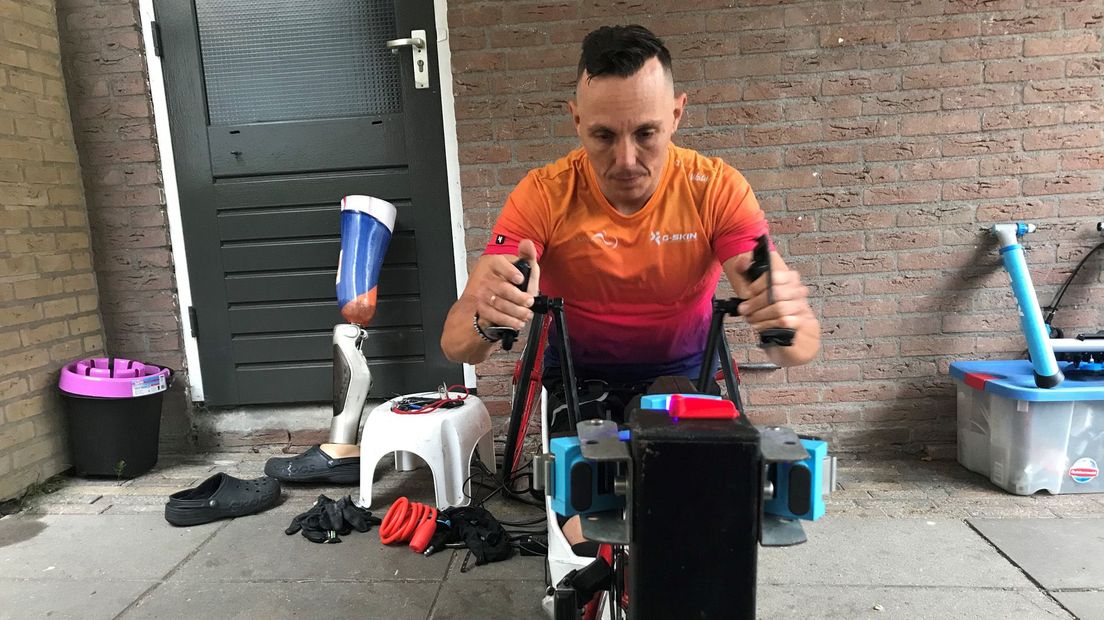 Tim traint onder andere op zijn handbike-hometrainer voor zijn huis.