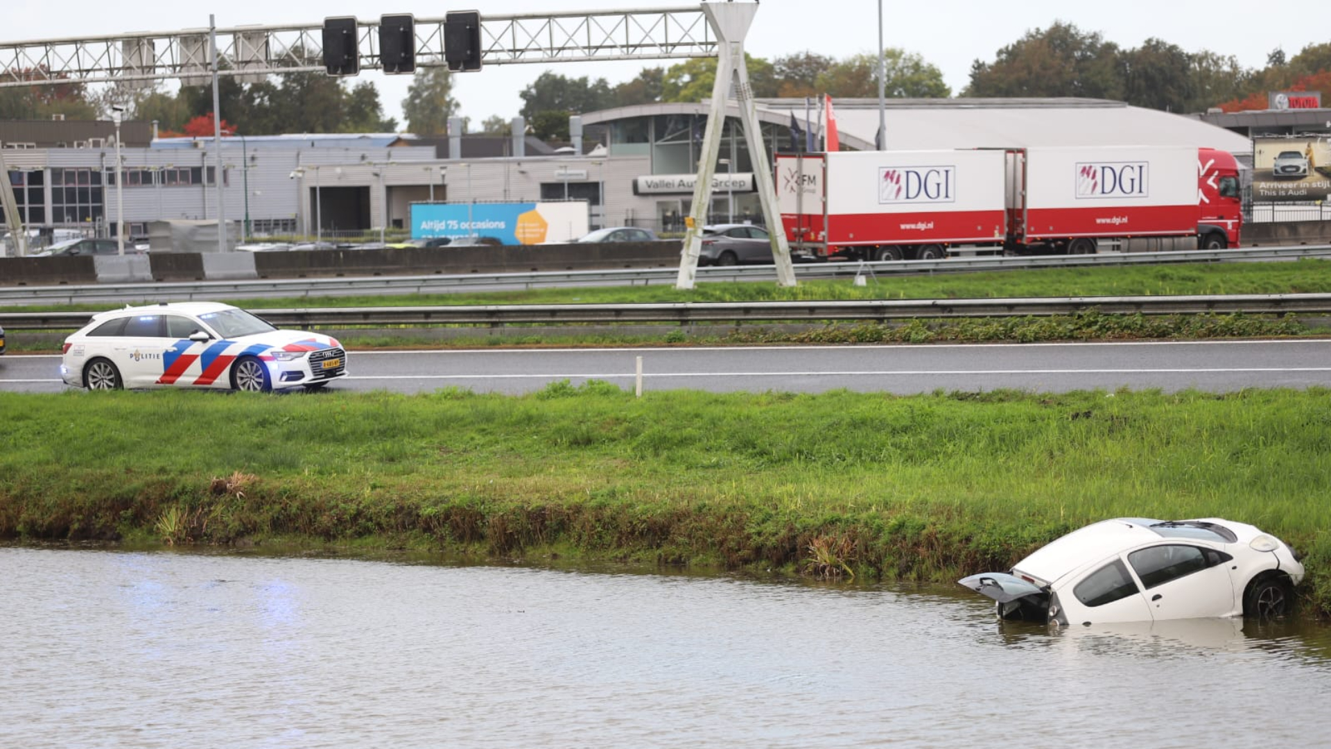 Boom valt op woning in Soesterberg | Kettingbotsing op A1 bij Amersfoort.