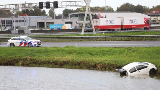 Boom valt op woning in Soesterberg | Kettingbotsing op A1 bij Amersfoort. Boom valt op woning in Soesterberg | Kettingbotsing op A1 bij Amersfoort.