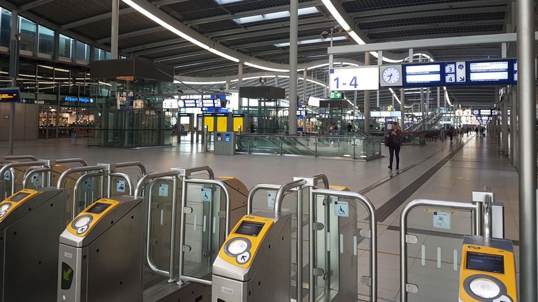 In de stationshal van Utrecht Centraal is het vrijdagochtend bijna leeg.