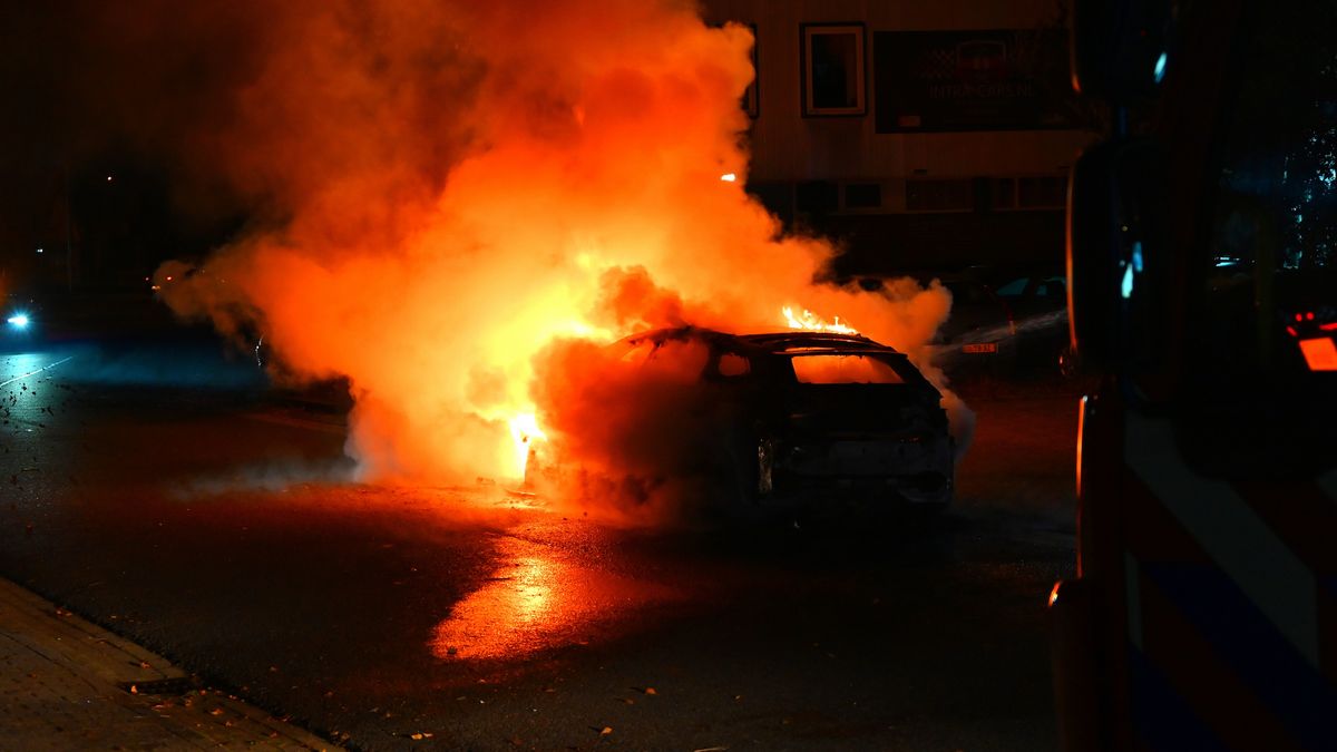 Auto volledig verloren na autobrand Leeuwarden