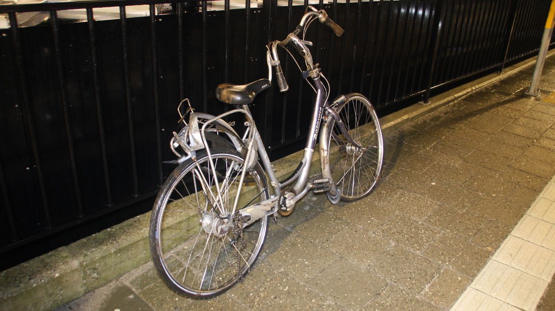 Opnieuw belandde een fiets op het spoor bij Holten