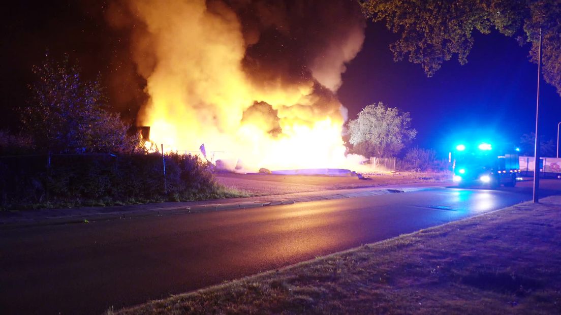 Felle brand verwoest leegstaand pand Hoogeveen: 'Geen gevaarlijke stoffen aanwezig'