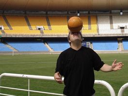 Hans bezoekt 3000 voetbalstadions in negentig landen: 'Ontsnapt na arrestatie in Rusland'