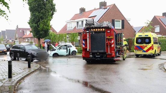 Botsing met drie autos • passagier bevrijd door brandweer. Botsing met drie autos • passagier bevrijd door brandweer.