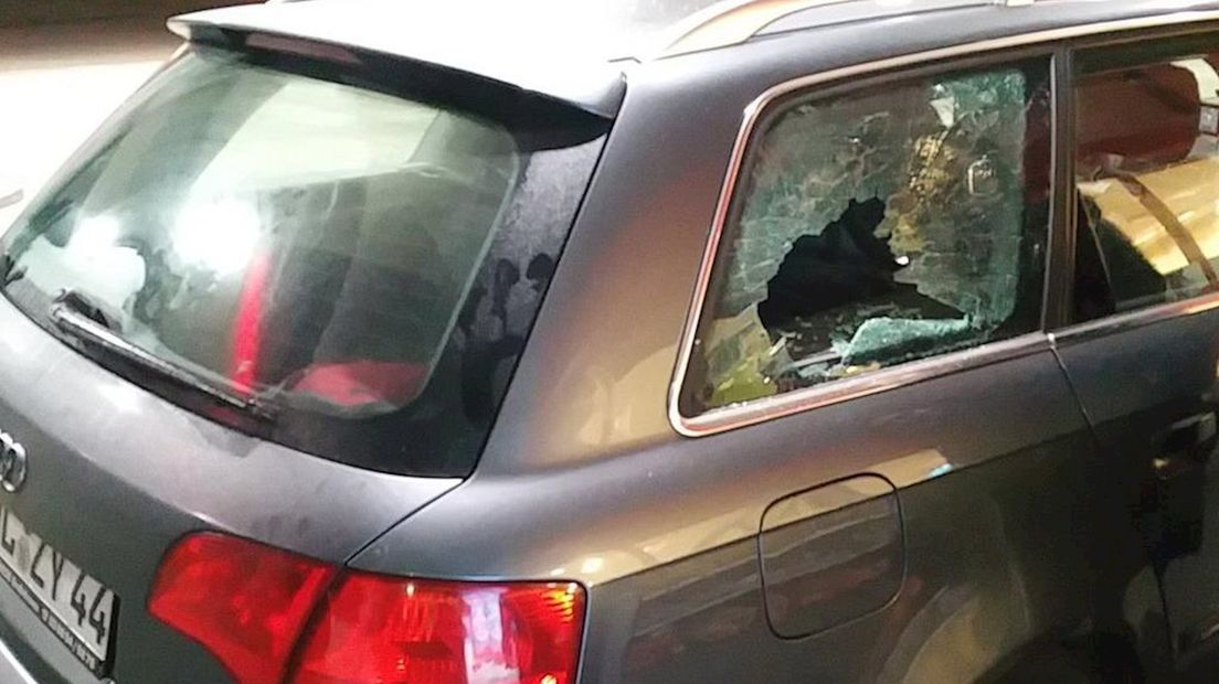 Auto met Duits kenteken vernield in Deventer