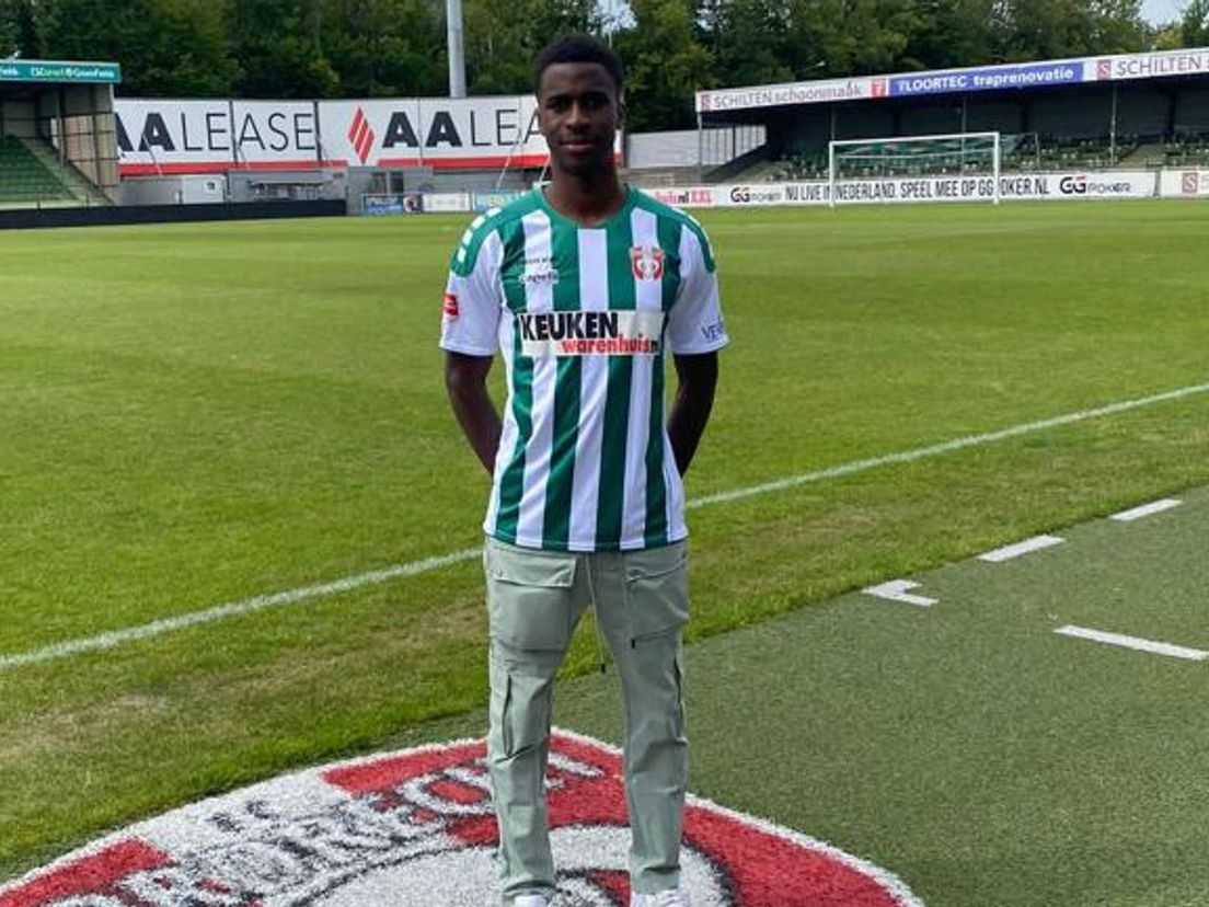 Boubakar Camara poseert in het shirt van FC Dordrecht