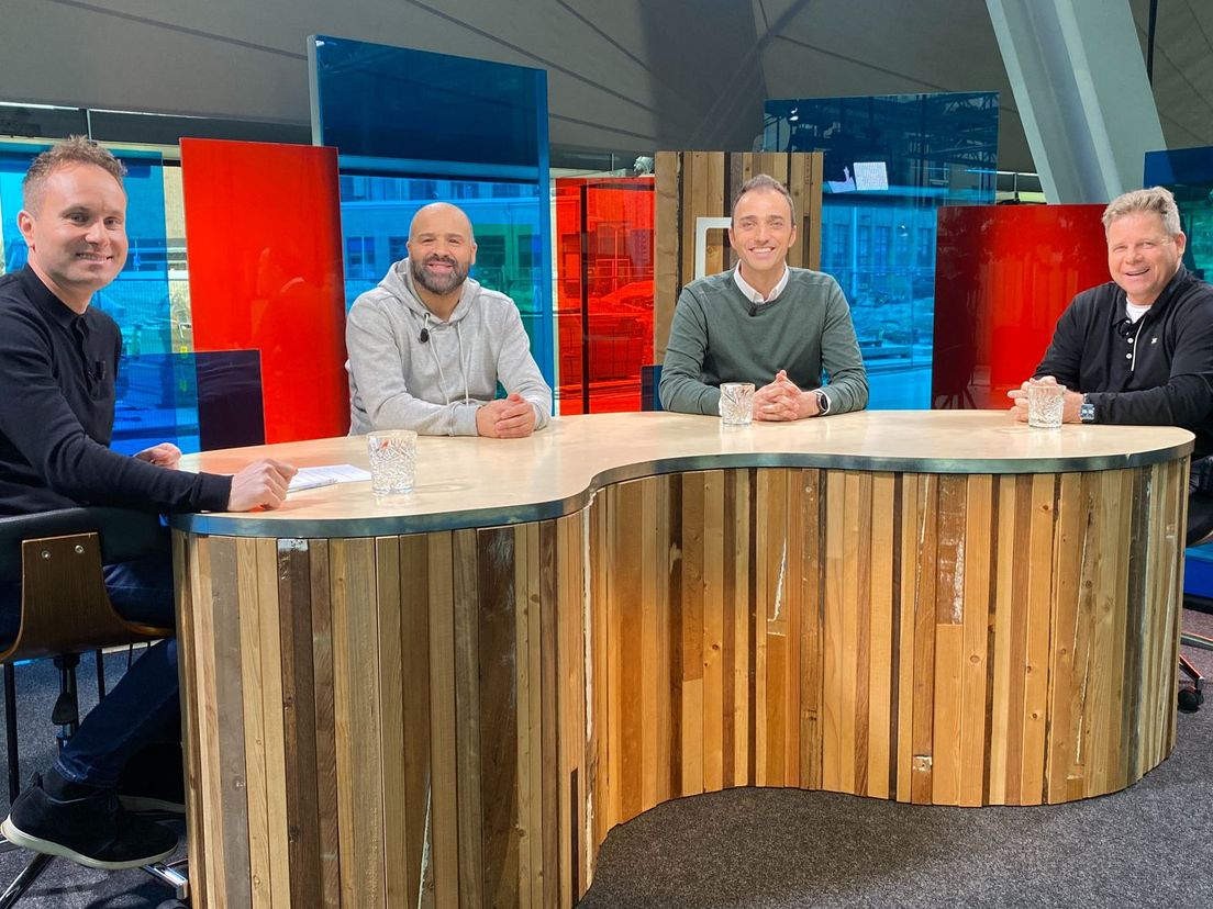 Bart Nolles, Ali Boussaboun, Dennis Kranenburg en Harry van der Laan aan tafel bij FC Rijnmond