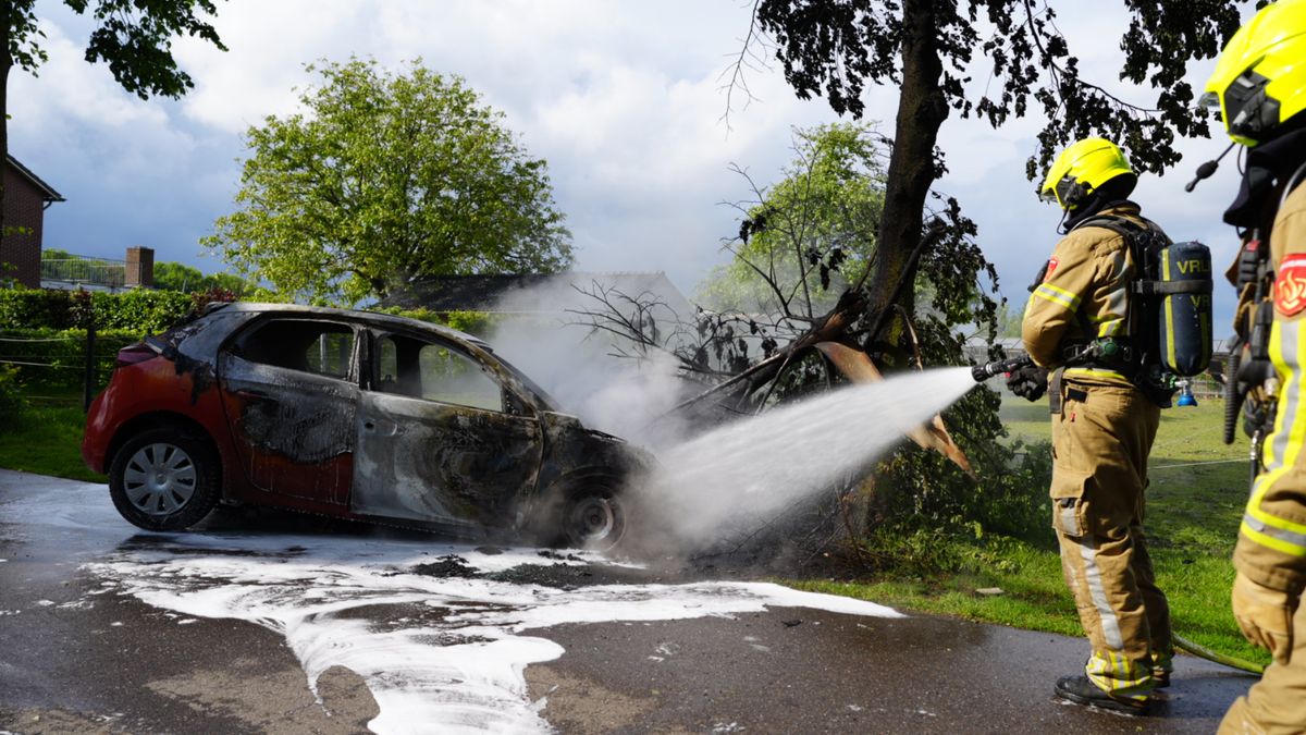 Auto brandt uit na klap tegen boom