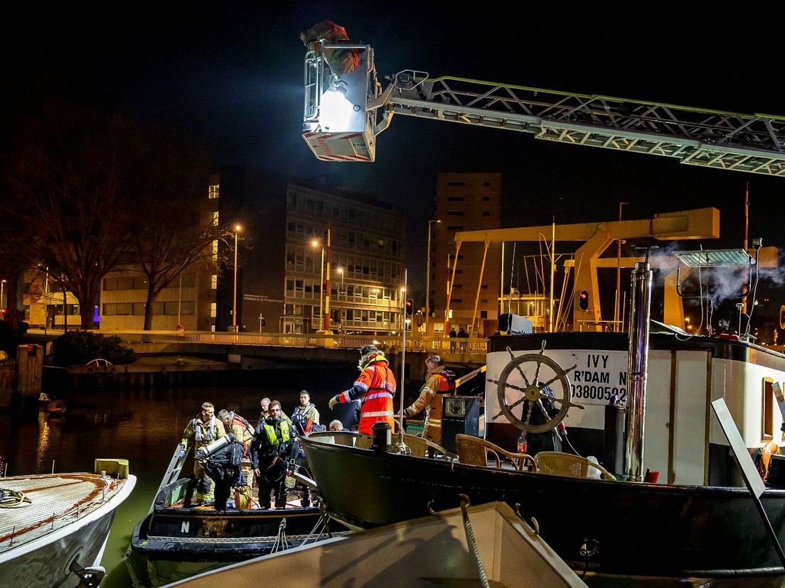 Persoon te water aan de Admiraliteitskade in Rotterdam