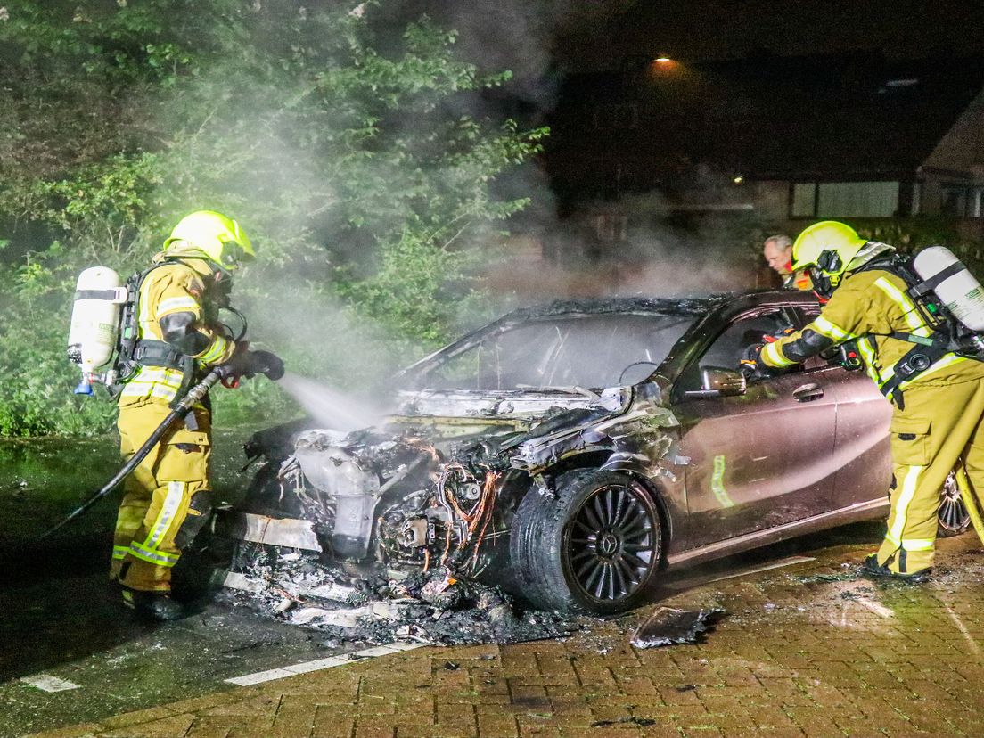 Mercedes gaat volledig in vlammen op | Kraanwagen knalt op vangrail langs A20