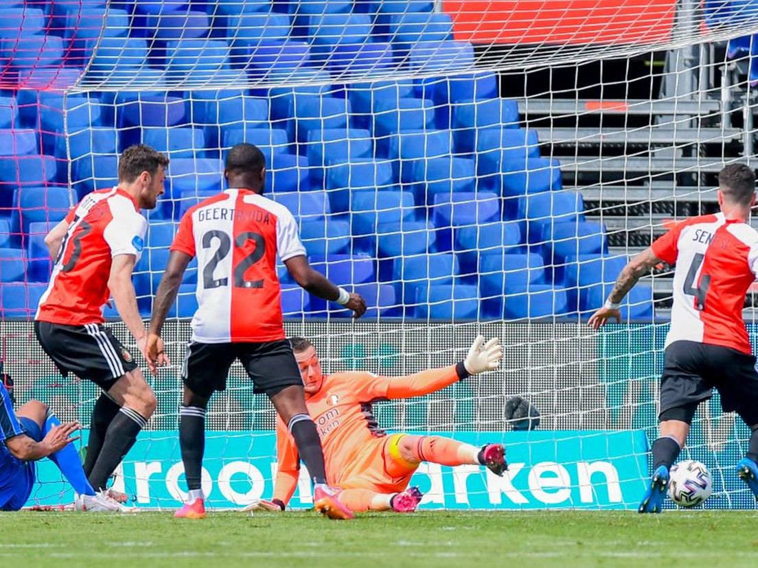 Het eigen doelpunt van Marcos Senesi tijdens Feyenoord-Ajax