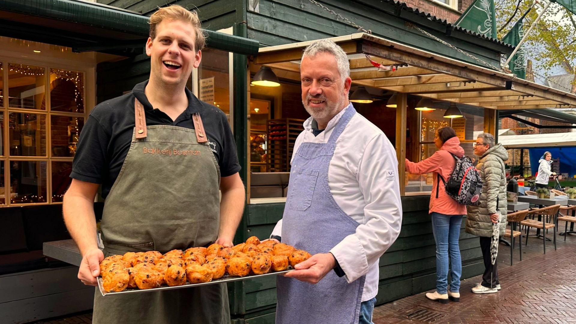 Bakker Pim (rechts) staat al jaren met zijn neus boven de frituur