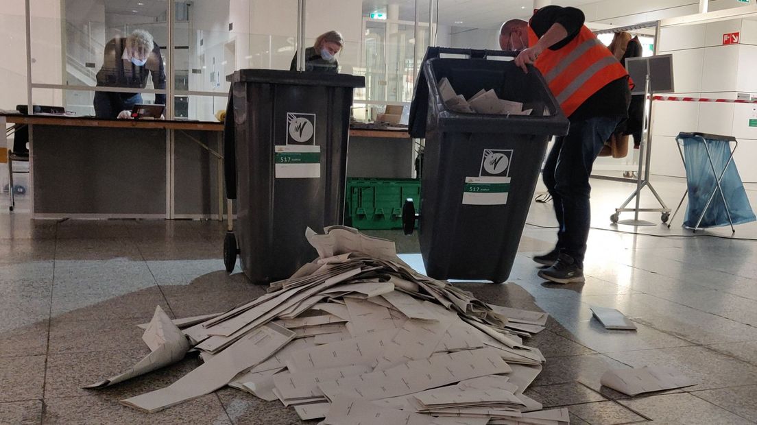 Stemmen worden geteld in het Haagse stadhuis