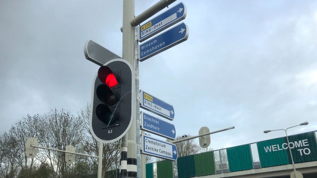 De wegwijzers bij de Shell-pomp, die bijna niemand ziet omdat ze haaks op de oprit naar de noordelijke ringweg staan