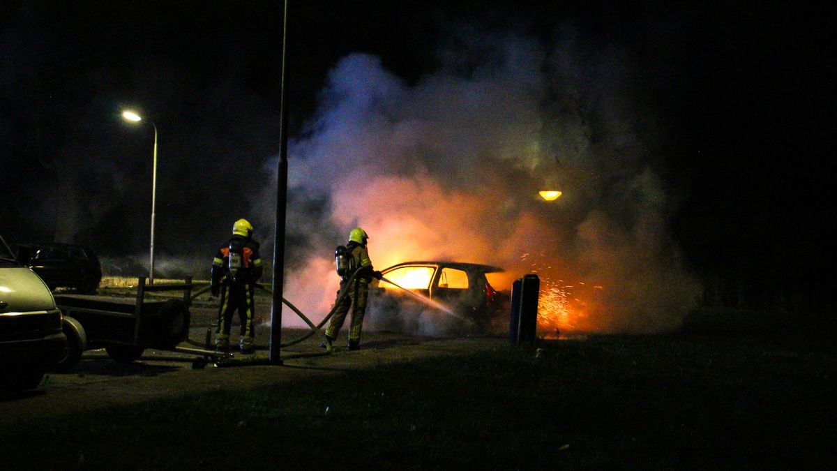 Auto volledig uitgebrand op parkeerterrein Leeuwarden | Man gewond na geweldsincident in Leeuwarden