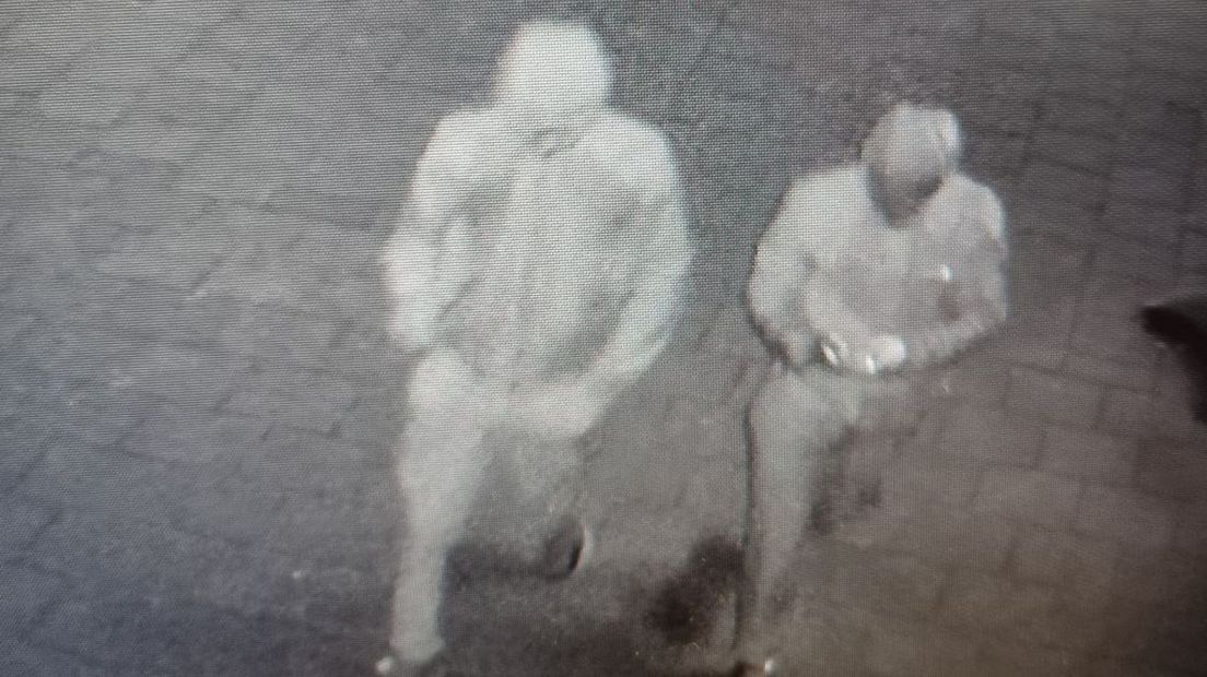De politie gaf deze foto vrij van de daders van de explosie in winkelcentrum Elderveld.